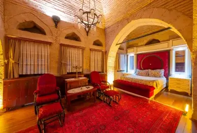 Cinci Han Otel Safranbolu – 17. yüzyıldan kalma tarihi kervansaray otel, taş odalar ve avlulu mimariyle otantik konaklama deneyimi.
